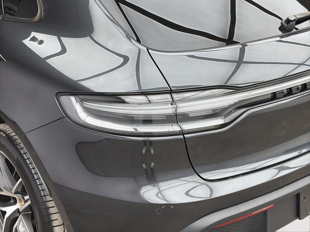 2024 Porsche Macan Premium Package Plus in Laval, Quebec - 12 - w1024h768px