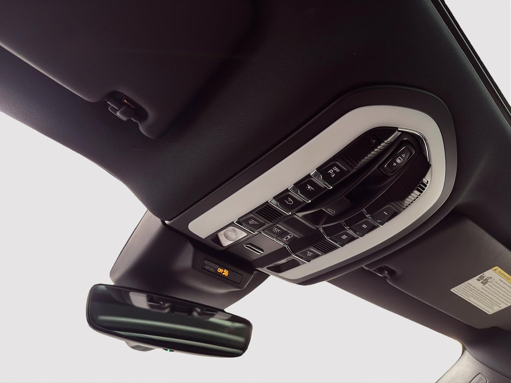 2024 Porsche Macan Premium Package Plus in Laval, Quebec - 21 - w1024h768px