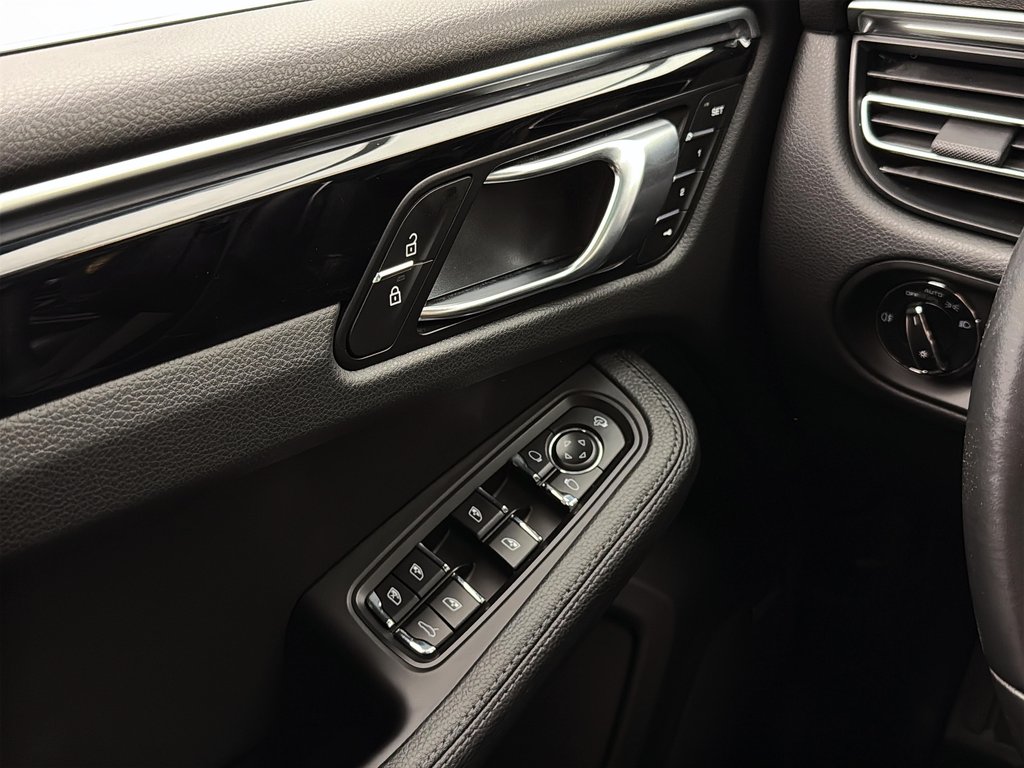 2024 Porsche Macan S V6 Premium Package Plus in Laval, Quebec - 25 - w1024h768px