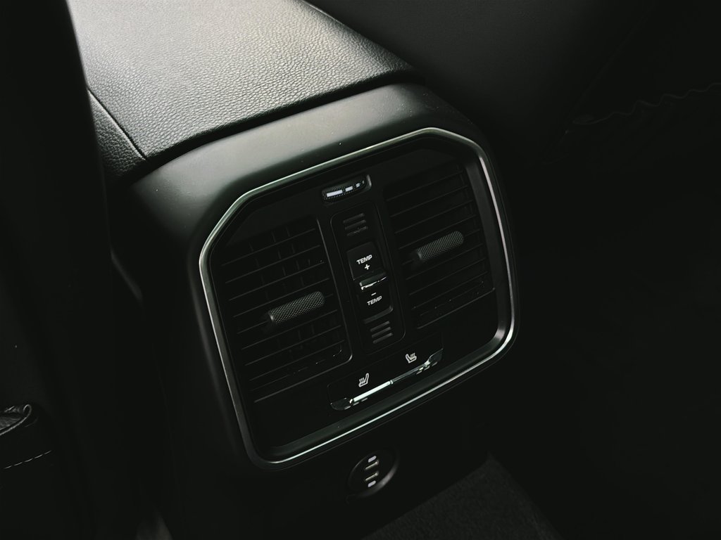 2024 Porsche Macan S V6 Premium Package Plus in Laval, Quebec - 35 - w1024h768px