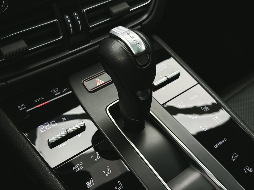 2024 Porsche Macan S V6 Premium Package Plus in Laval, Quebec - 19 - w1024h768px