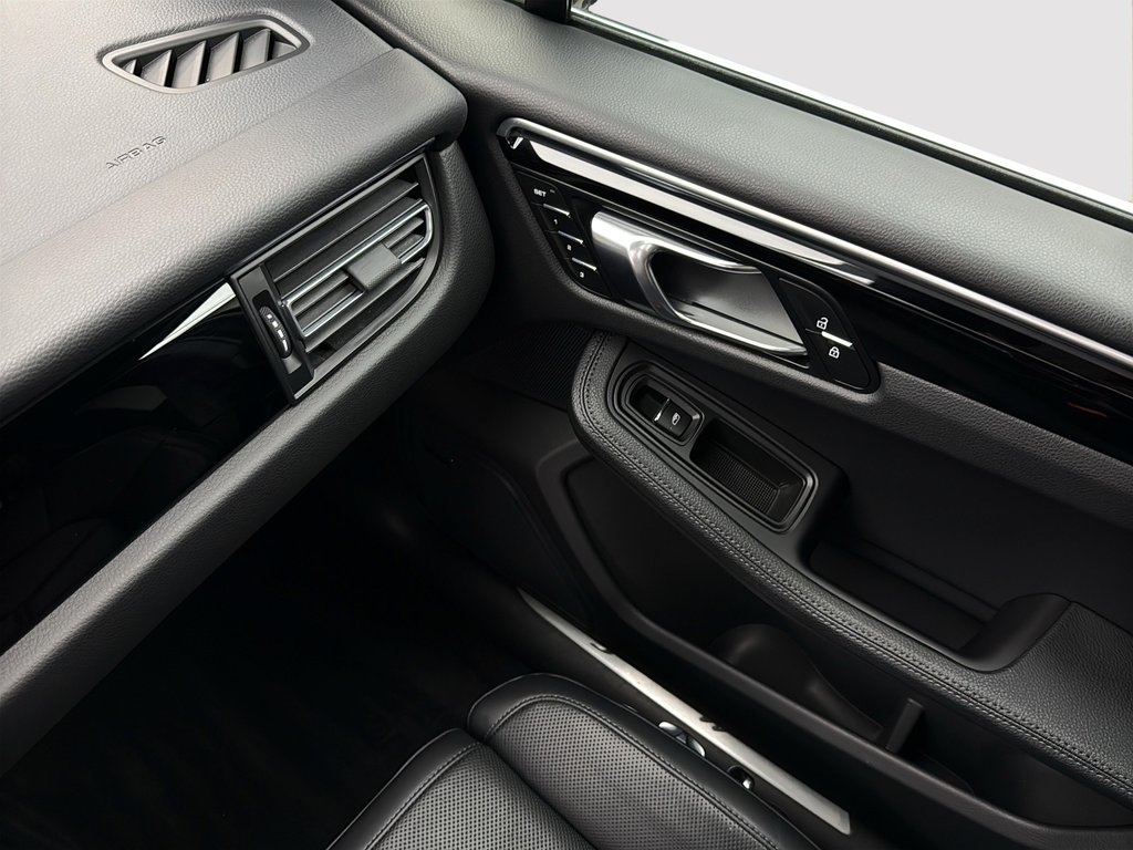 2024 Porsche Macan S V6 Premium Package Plus in Laval, Quebec - 34 - w1024h768px
