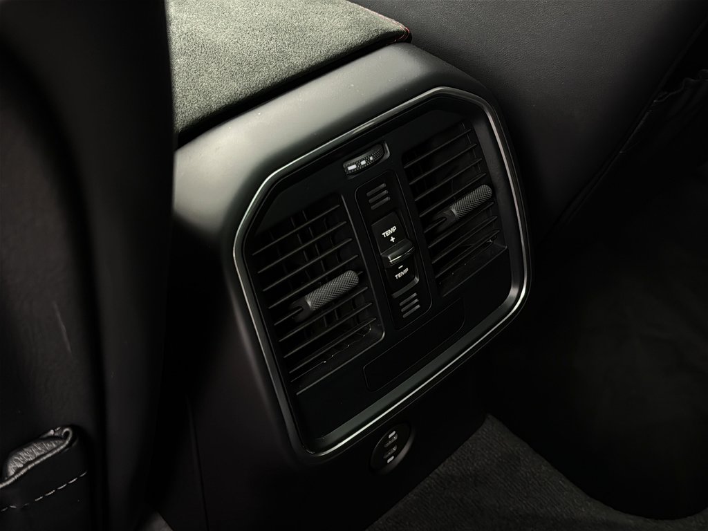 Porsche Macan GTS  GTS Sport Package 2024 à Laval, Québec - 34 - w1024h768px