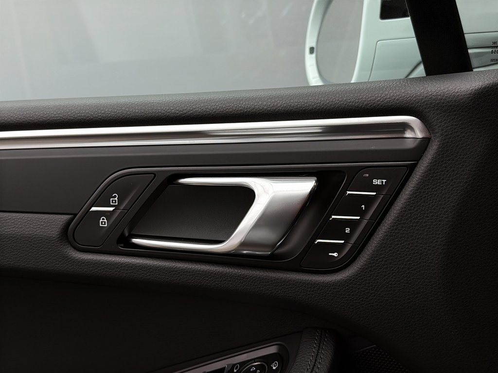 Porsche Macan Premium Package Plus 2024 à Laval, Québec - 28 - w1024h768px