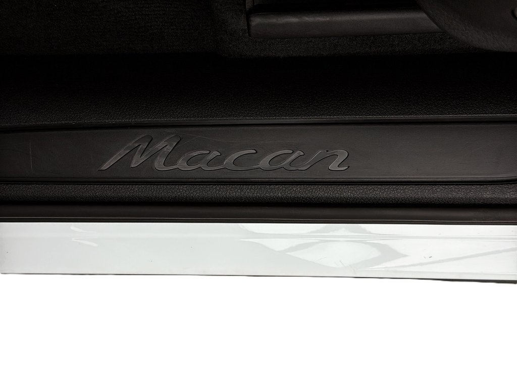 Porsche Macan Premium Package Plus 2024 à Laval, Québec - 30 - w1024h768px