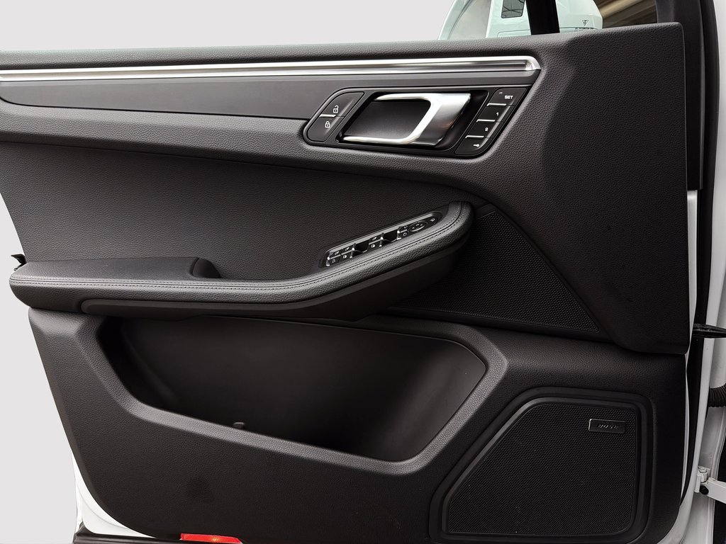 Porsche Macan Premium Package Plus 2024 à Laval, Québec - 27 - w1024h768px