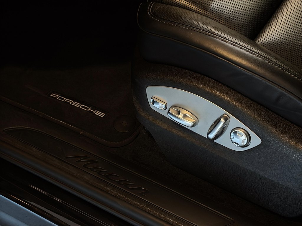 2024 Porsche Macan Premium Package Plus in Laval, Quebec - 25 - w1024h768px