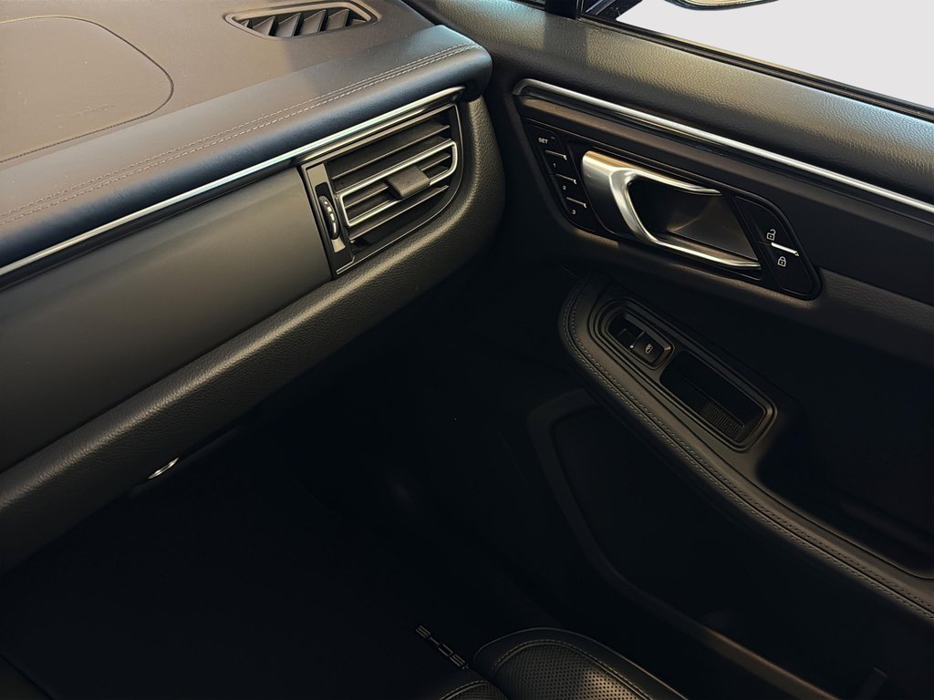 2024 Porsche Macan Premium Package Plus in Laval, Quebec - 31 - w1024h768px