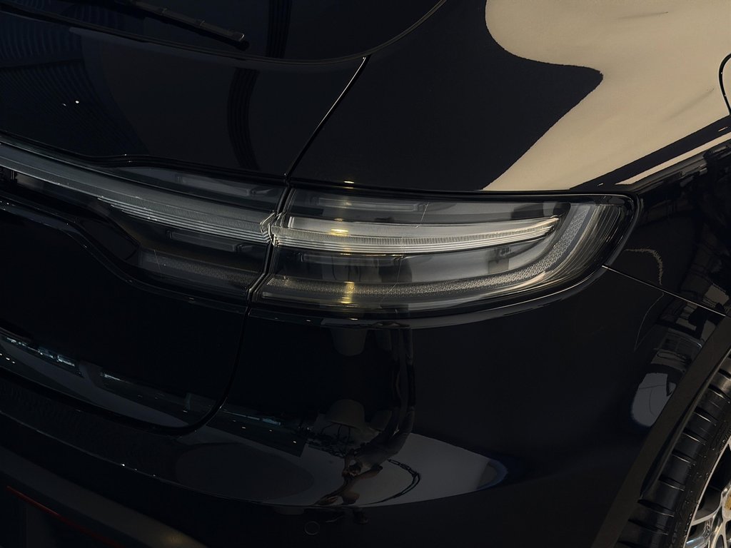 2024 Porsche Macan Premium Package Plus in Laval, Quebec - 12 - w1024h768px