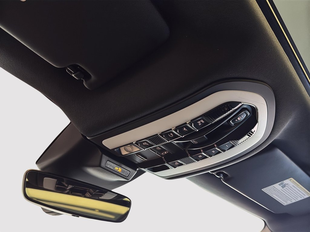 2024 Porsche Macan Premium Package Plus in Laval, Quebec - 21 - w1024h768px