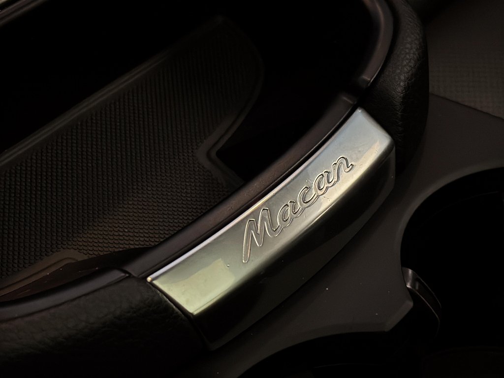 2024 Porsche Macan Premium Package Plus in Laval, Quebec - 30 - w1024h768px