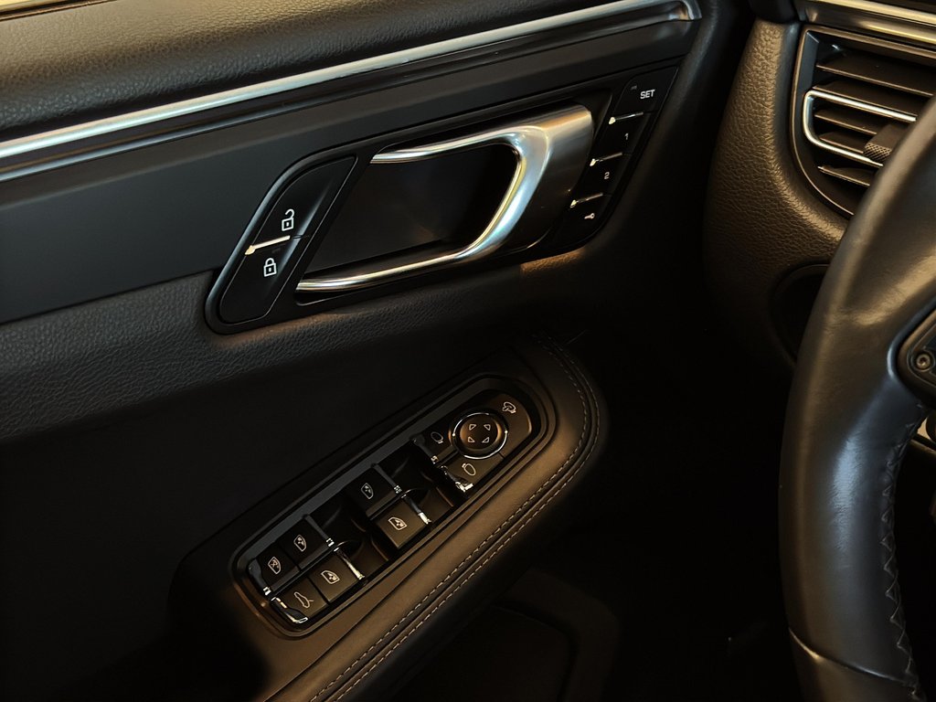 2024 Porsche Macan Premium Package Plus in Laval, Quebec - 24 - w1024h768px