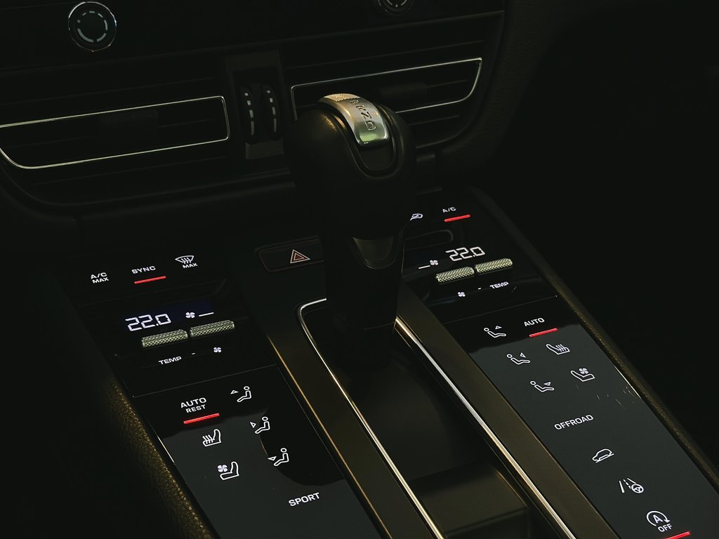 2024 Porsche Macan Premium Package Plus in Laval, Quebec - 18 - w1024h768px