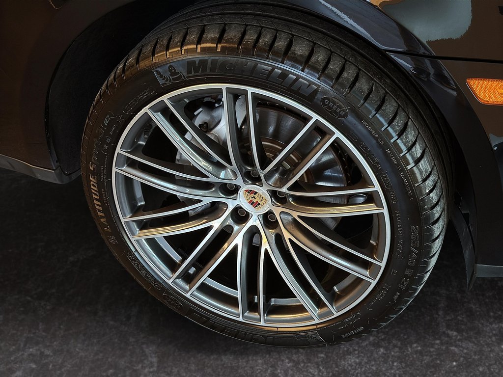 2024 Porsche Macan Premium Package Plus in Laval, Quebec - 10 - w1024h768px