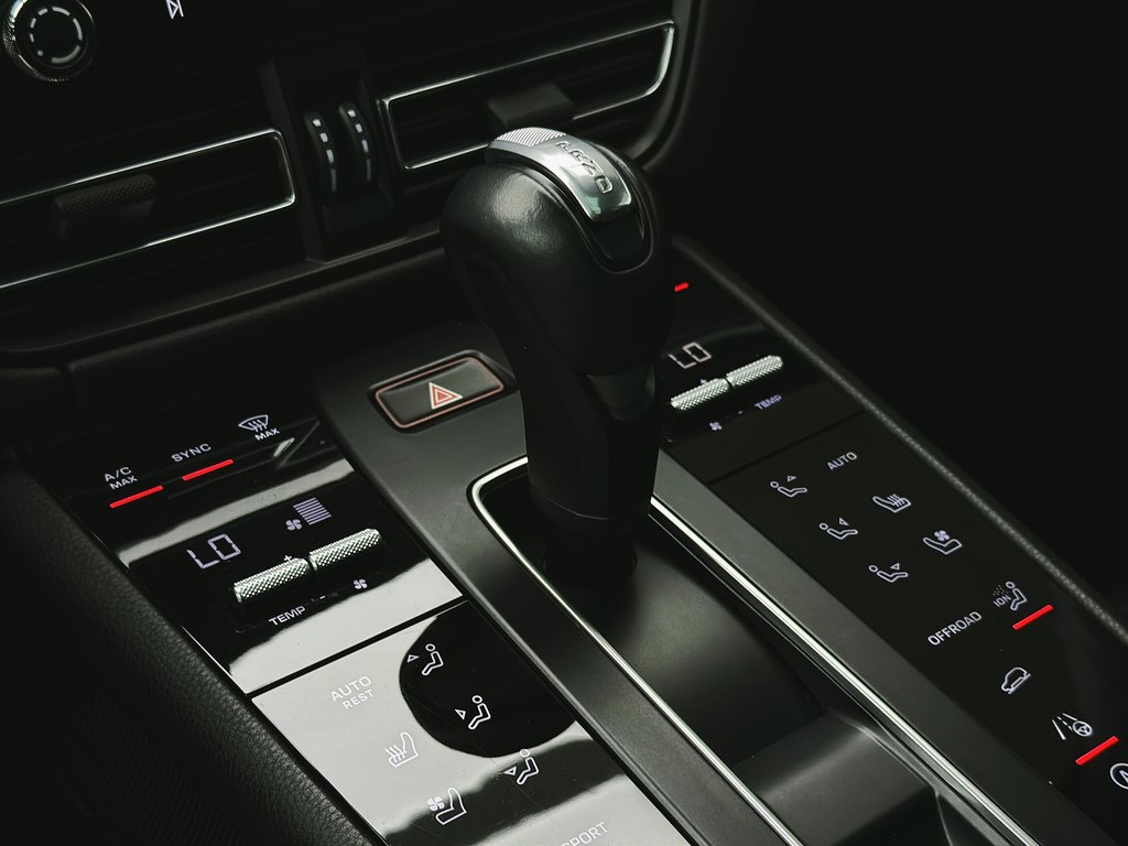 2024 Porsche Macan Premium Package Plus in Laval, Quebec - 18 - w1024h768px