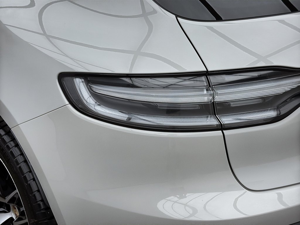 2024 Porsche Macan Premium Package Plus in Laval, Quebec - 12 - w1024h768px