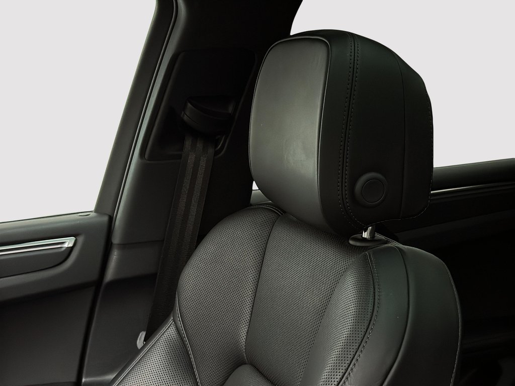 2024 Porsche Macan Premium Package Plus in Laval, Quebec - 36 - w1024h768px