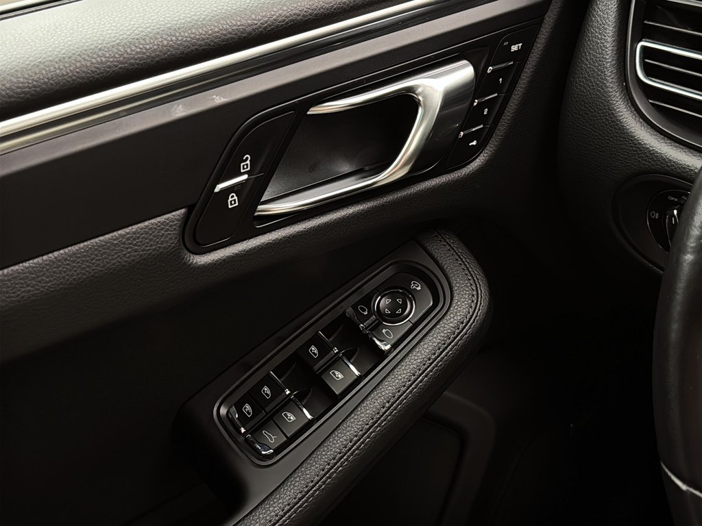 2024 Porsche Macan Premium Package Plus in Laval, Quebec - 24 - w1024h768px