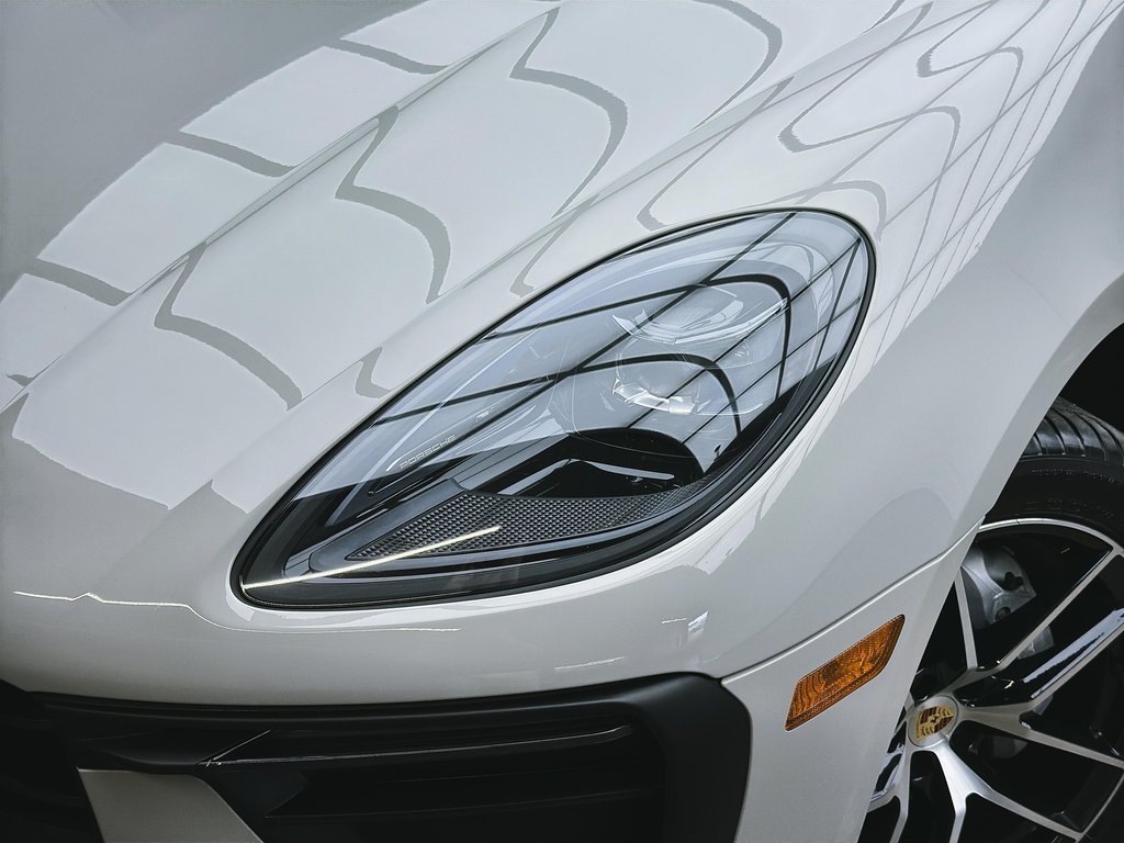 2024 Porsche Macan Premium Package Plus in Laval, Quebec - 11 - w1024h768px