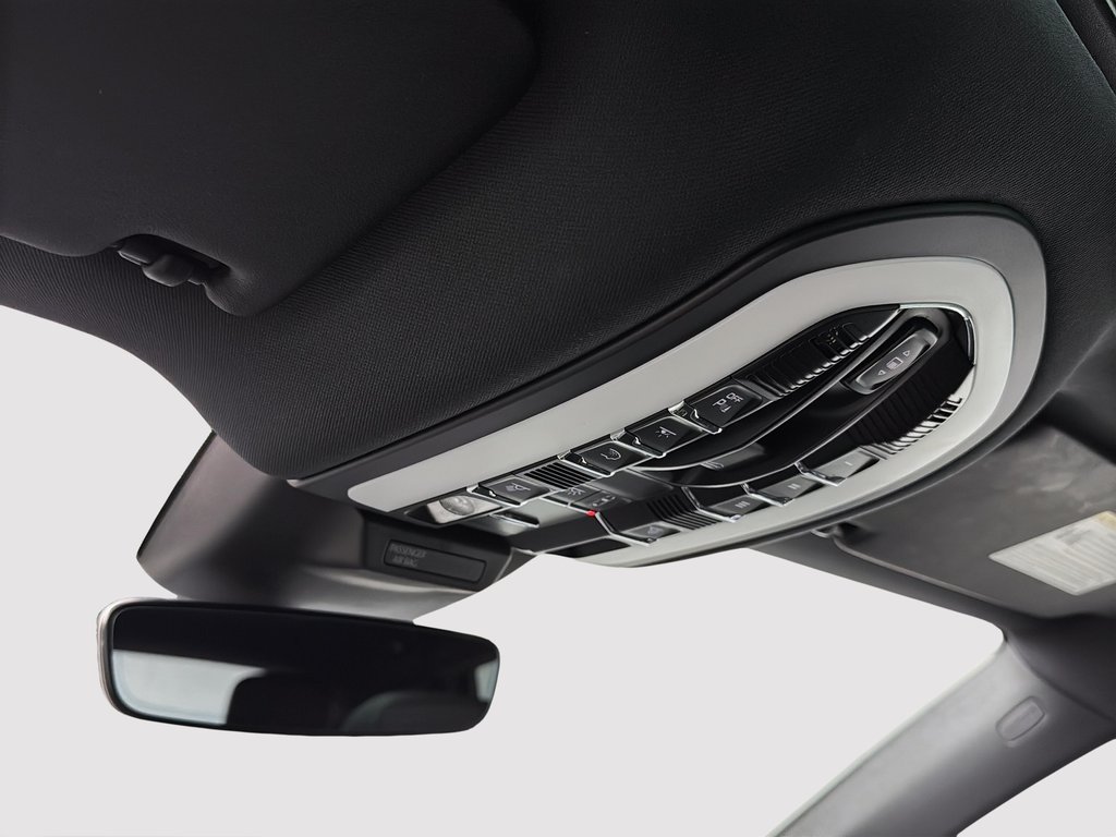 2024 Porsche Macan Premium Package Plus in Laval, Quebec - 21 - w1024h768px