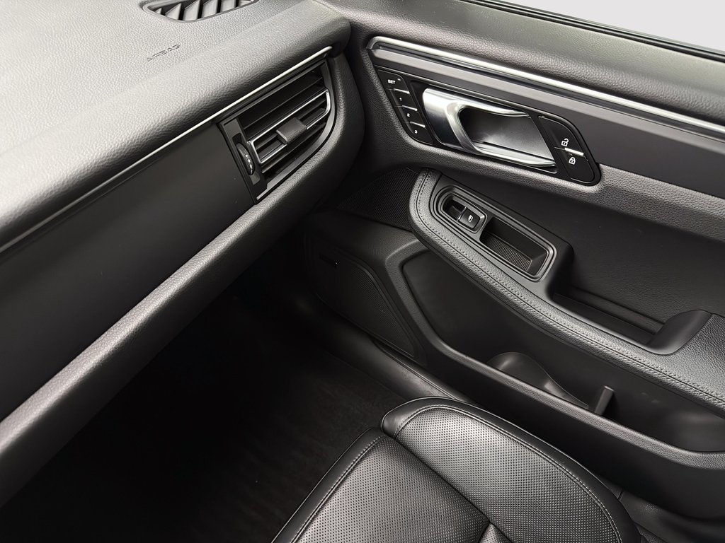 2024 Porsche Macan Premium Package Plus in Laval, Quebec - 35 - w1024h768px