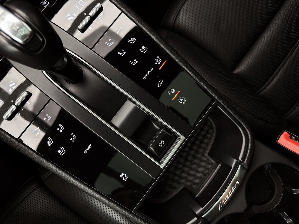 2024 Porsche Macan Premium Package Plus in Laval, Quebec - 32 - w1024h768px