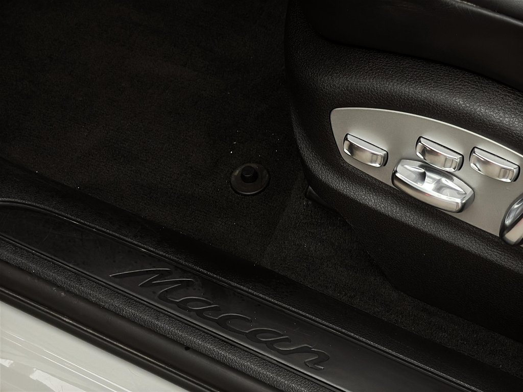 2024 Porsche Macan Premium Package Plus in Laval, Quebec - 25 - w1024h768px
