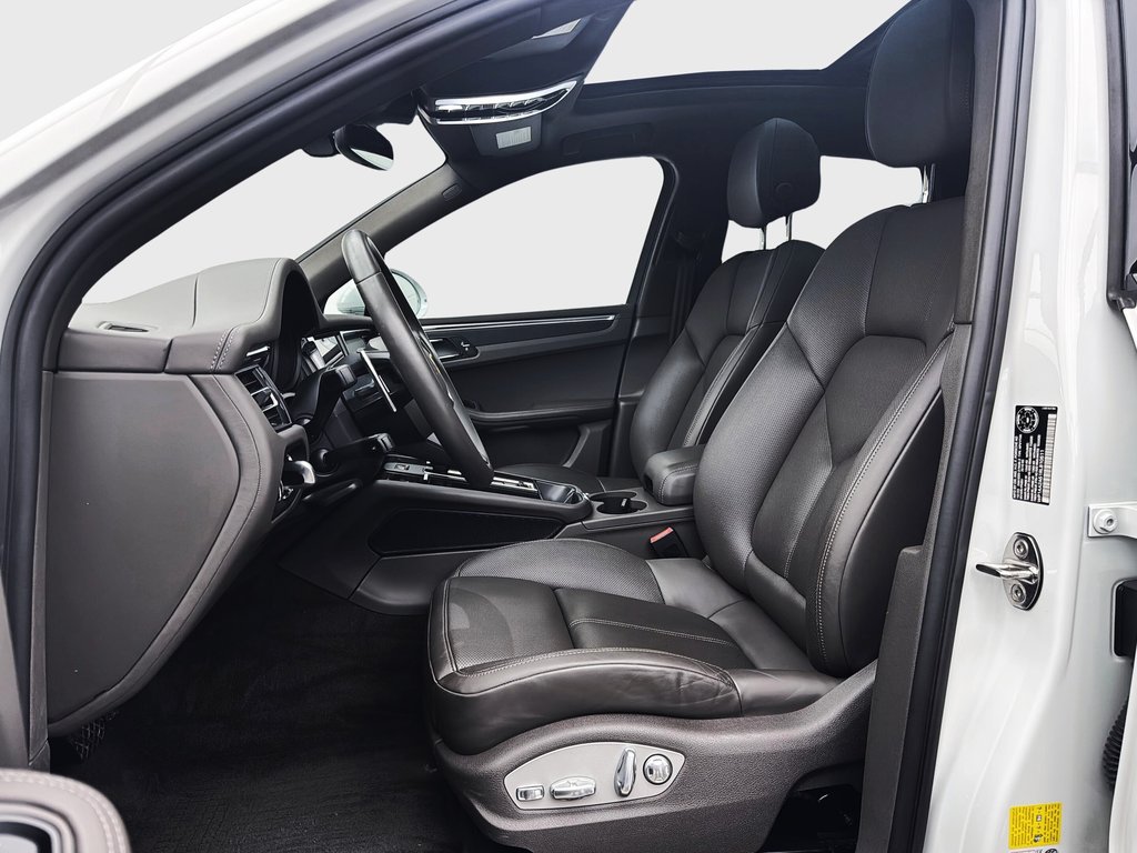 2024 Porsche Macan Premium Package Plus in Laval, Quebec - 14 - w1024h768px