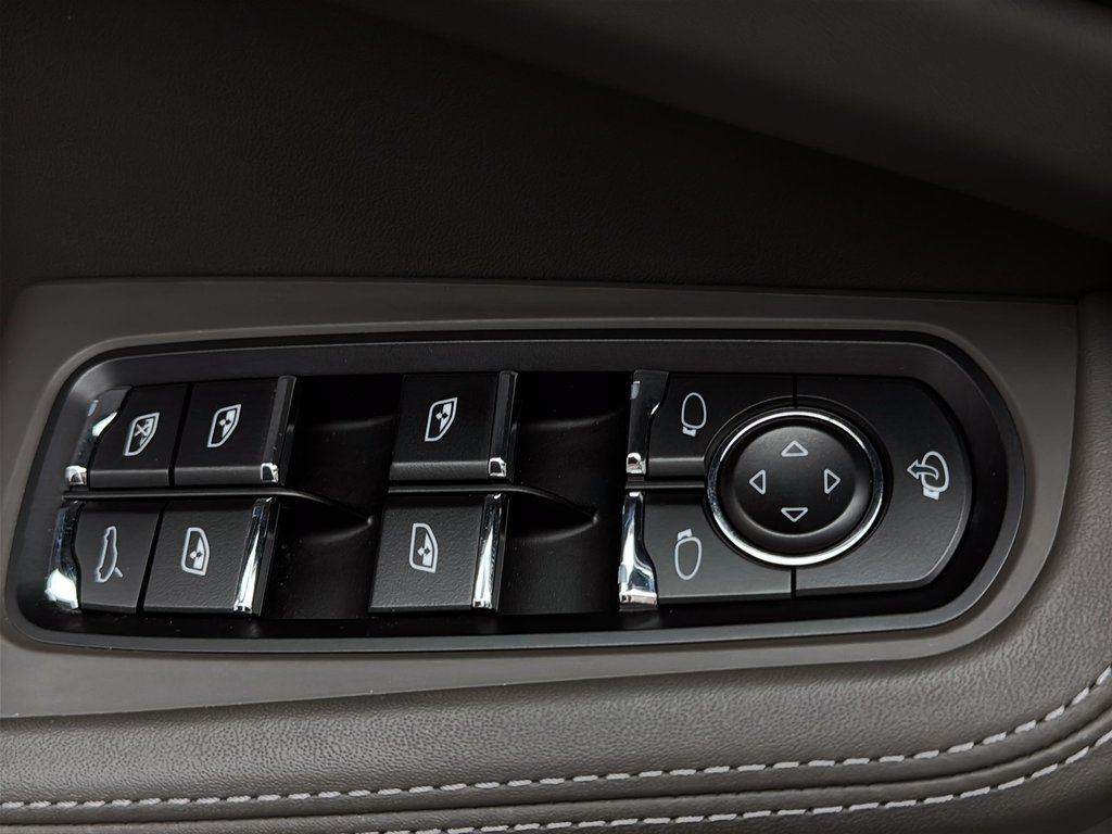 2024 Porsche Macan Premium Package Plus in Laval, Quebec - 30 - w1024h768px