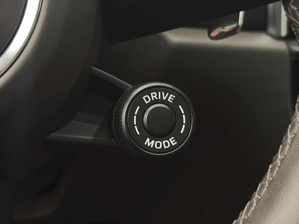 2024 Porsche Macan Premium Package Plus in Laval, Quebec - 17 - w1024h768px