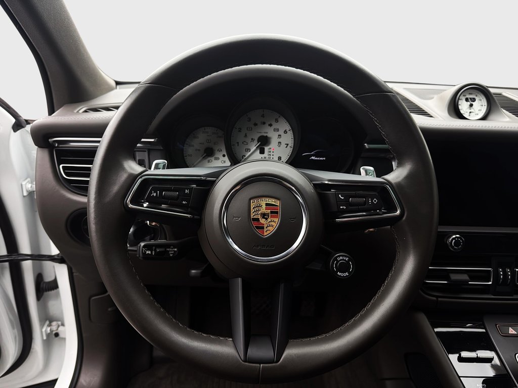 2024 Porsche Macan Premium Package Plus in Laval, Quebec - 16 - w1024h768px