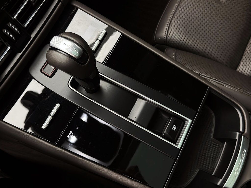 2024 Porsche Macan Premium Package Plus in Laval, Quebec - 21 - w1024h768px
