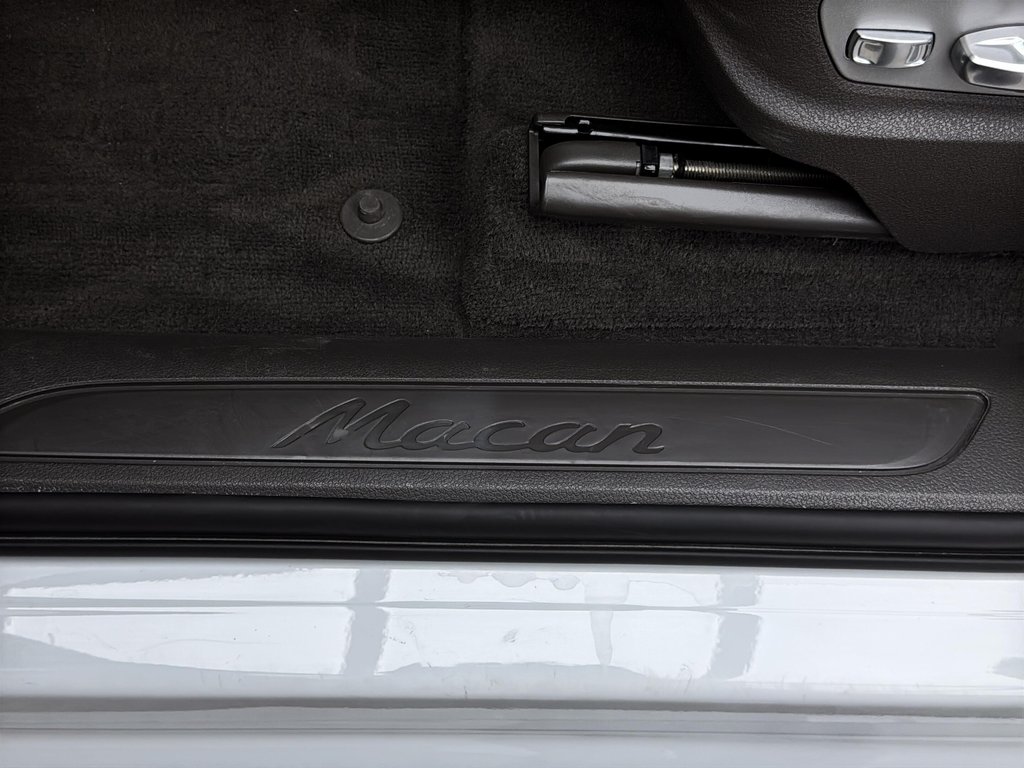 2024 Porsche Macan Premium Package Plus in Laval, Quebec - 32 - w1024h768px