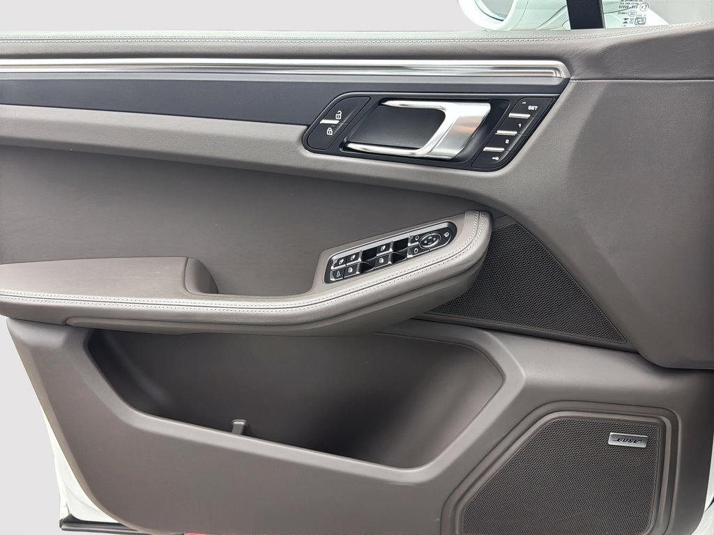 2024 Porsche Macan Premium Package Plus in Laval, Quebec - 28 - w1024h768px