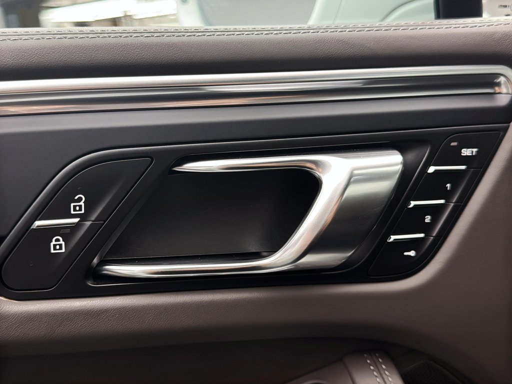 2024 Porsche Macan Premium Package Plus in Laval, Quebec - 29 - w1024h768px