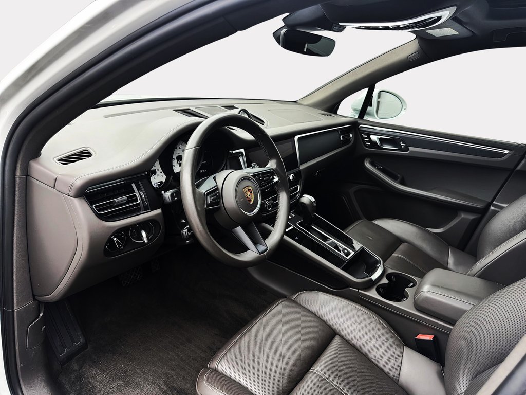 2024 Porsche Macan Premium Package Plus in Laval, Quebec - 13 - w1024h768px