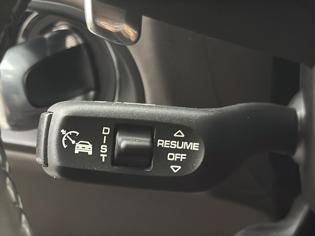 2024 Porsche Macan Premium Package Plus in Laval, Quebec - 18 - w1024h768px