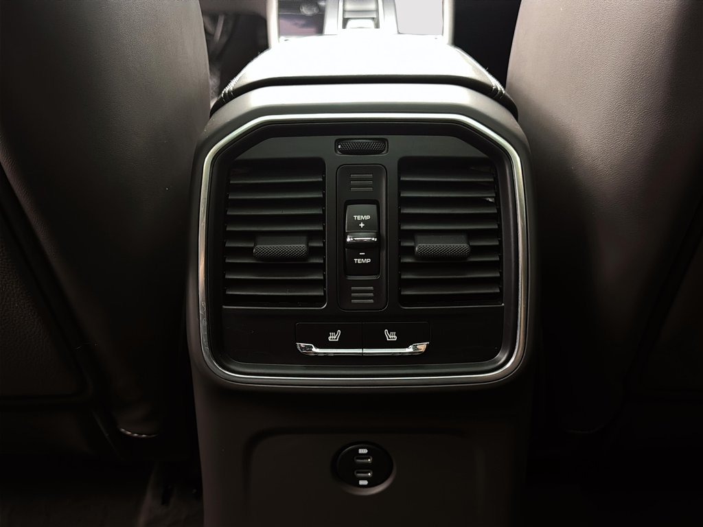 2024 Porsche Macan Premium Package Plus in Laval, Quebec - 25 - w1024h768px