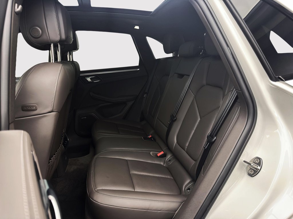 2024 Porsche Macan Premium Package Plus in Laval, Quebec - 24 - w1024h768px