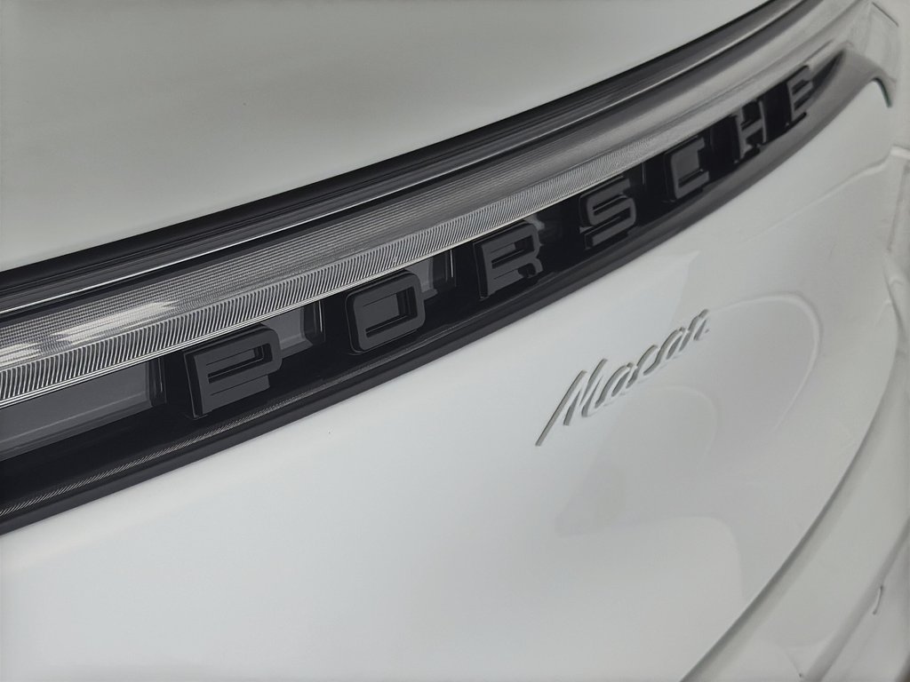 2024 Porsche Macan Premium Package Plus in Laval, Quebec - 8 - w1024h768px