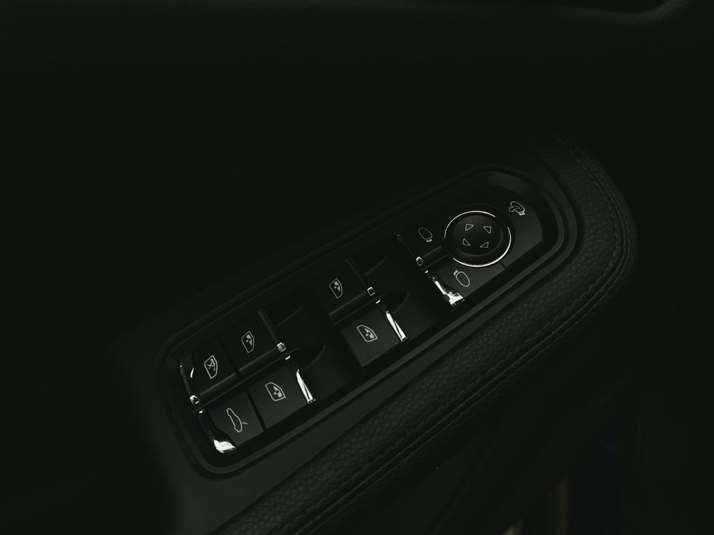Porsche Macan Premium Package Plus 2024 à Laval, Québec - 31 - w1024h768px
