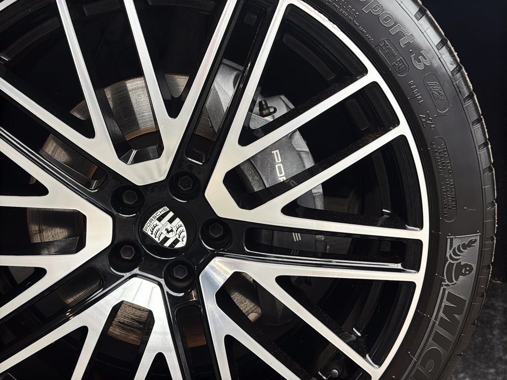 Porsche Macan Premium Package Plus 2024 à Laval, Québec - 12 - w1024h768px