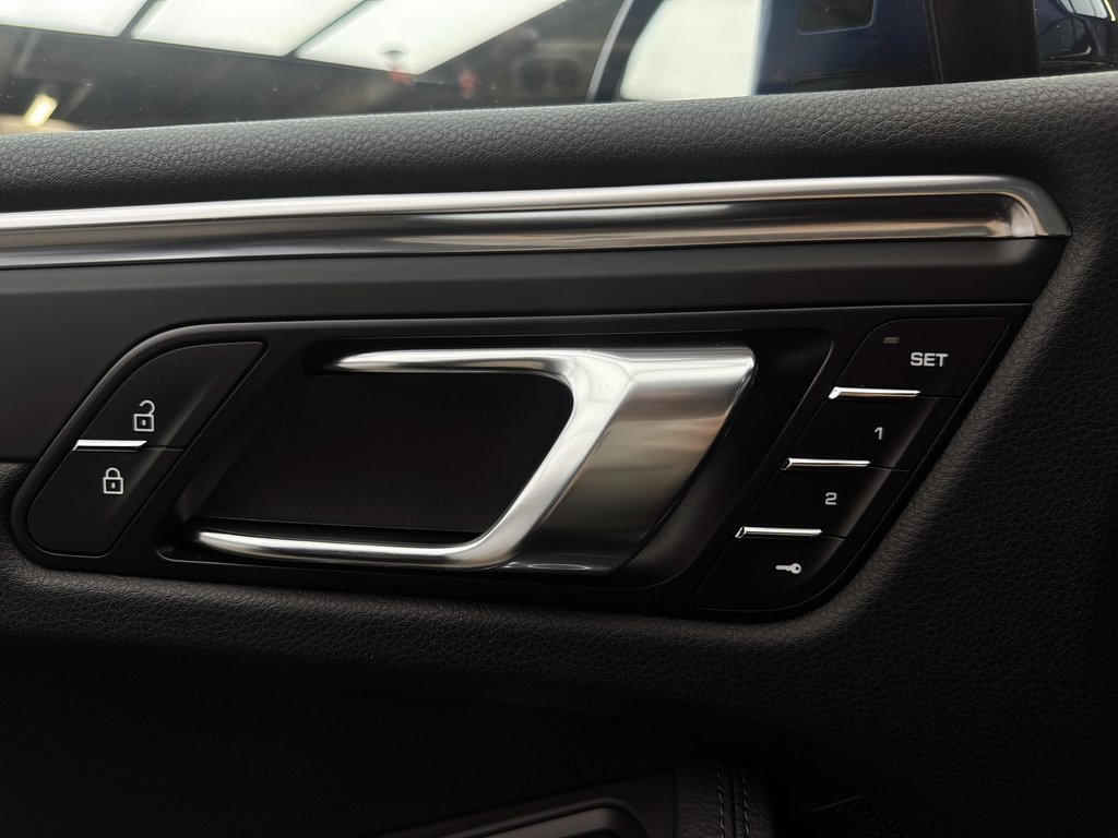 Porsche Macan Premium Package Plus 2024 à Laval, Québec - 30 - w1024h768px