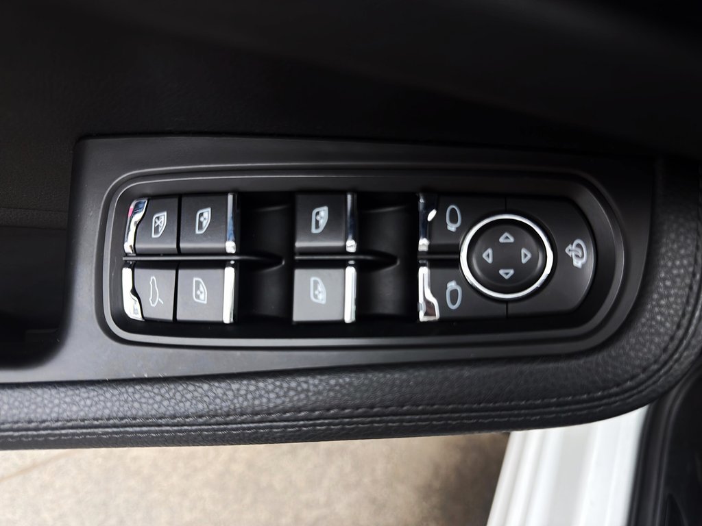 Porsche Macan 21 RS Spyder 2024 à Laval, Québec - 30 - w1024h768px