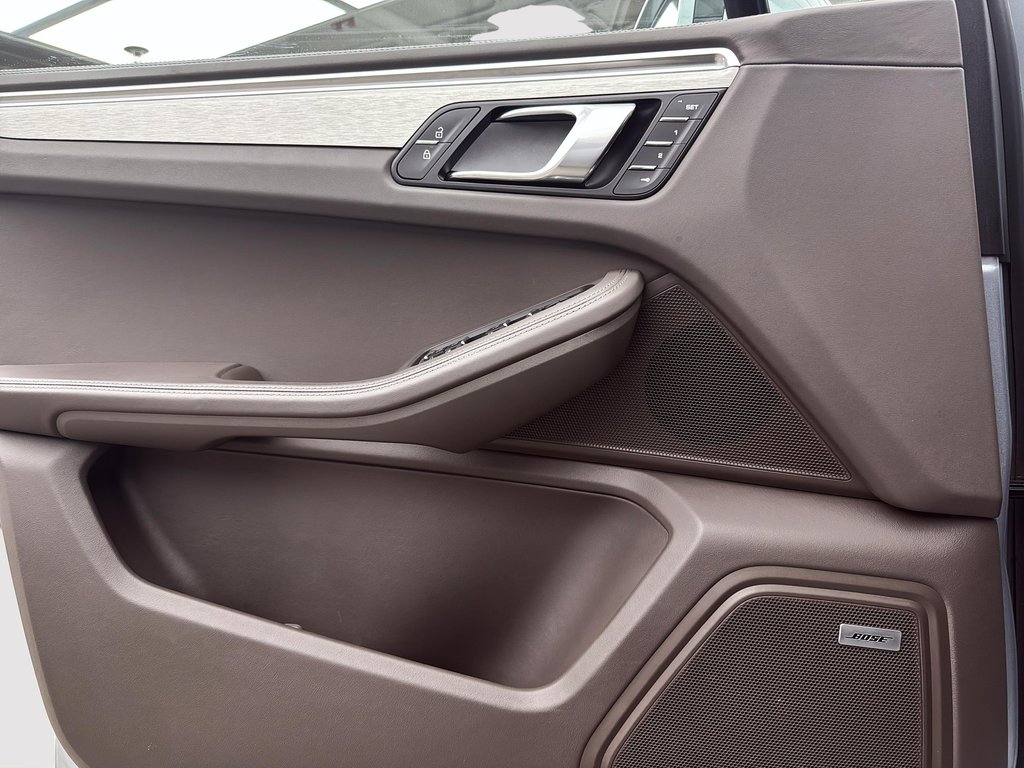 2024 Porsche Macan S V6 Premium Package Plus in Laval, Quebec - 28 - w1024h768px
