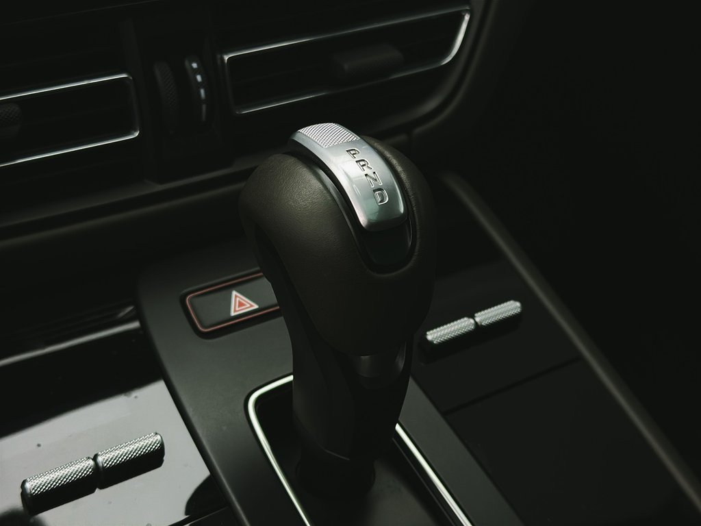 2024 Porsche Macan S V6 Premium Package Plus in Laval, Quebec - 21 - w1024h768px