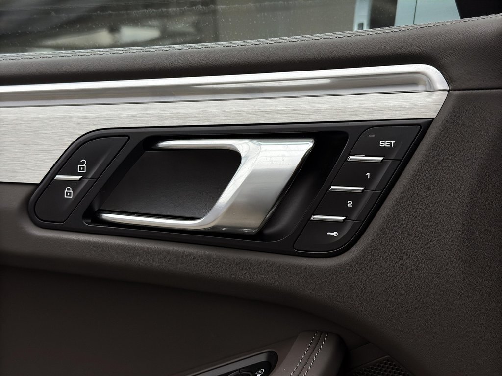 2024 Porsche Macan S V6 Premium Package Plus in Laval, Quebec - 29 - w1024h768px