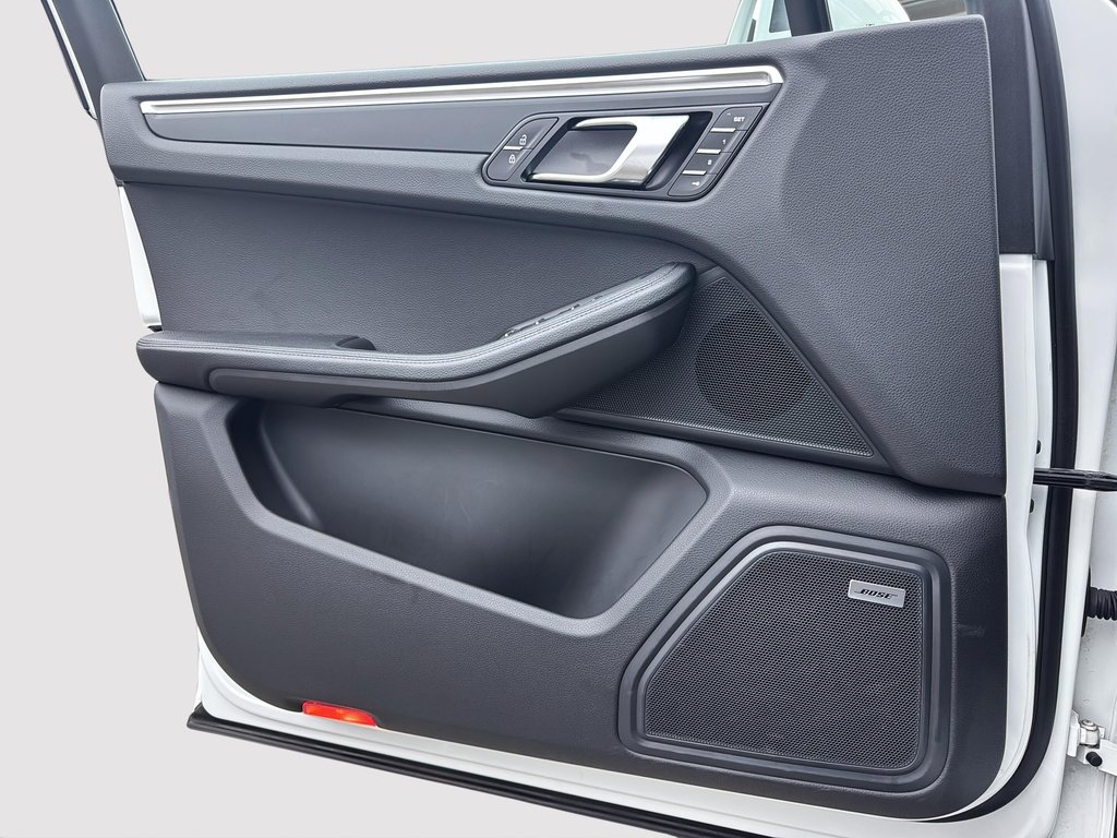 2024 Porsche Macan Premium Package Plus in Laval, Quebec - 27 - w1024h768px