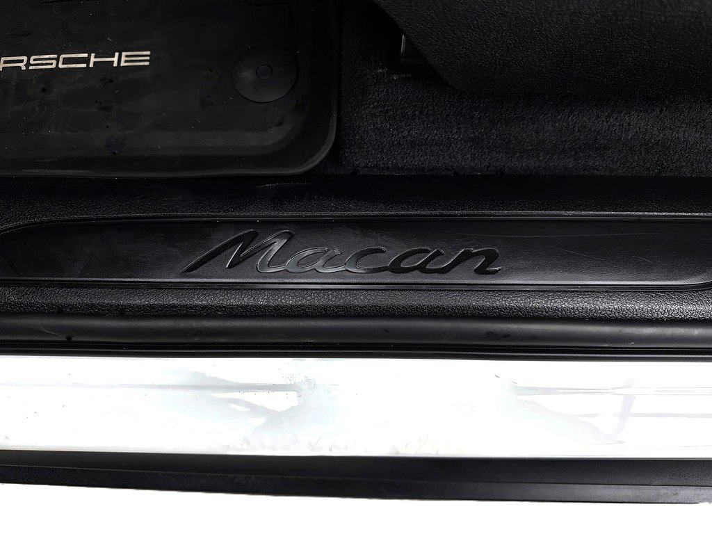 2024 Porsche Macan Premium Package Plus in Laval, Quebec - 31 - w1024h768px