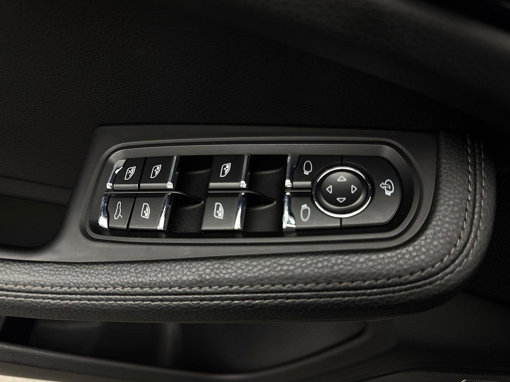 2024 Porsche Macan Premium Package Plus in Laval, Quebec - 29 - w1024h768px